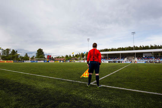 Linjedomaren följer spelet