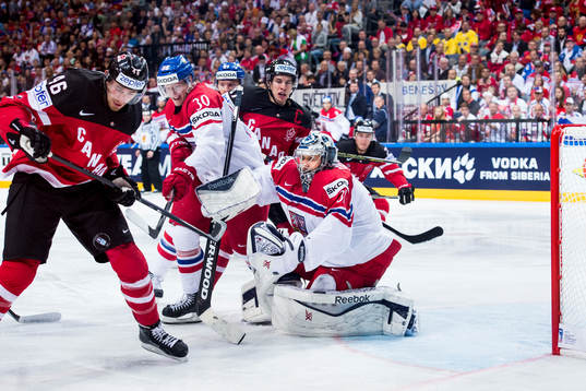 Kanadas Patrick Wiercioch och Sidney Crosby oroar framför