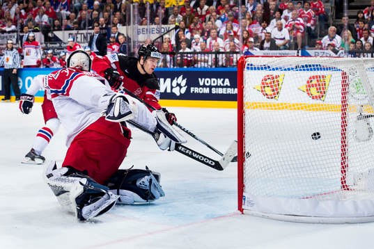 Kanadas Taylor Hall skjuter in 1-0 målet bakom Tjeckiens