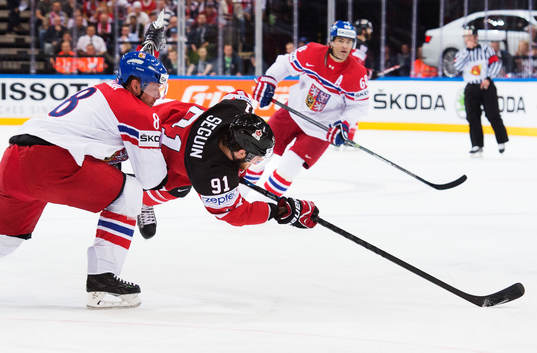 Tjeckiens Jan Hejda fäller Kanadas Tyler Seguin