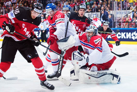Kanadas Patrick Wiercioch och Sidney Crosby oroar framför