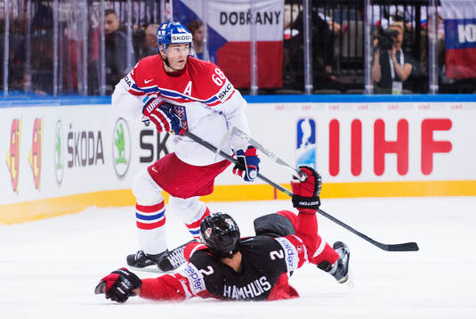 Kanadas Dan Hamhuis faller framför Tjeckiens Jaromir Jagr