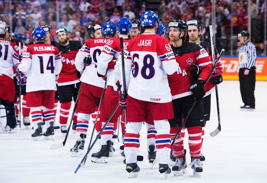 Tjeckiens Jaromir Jagr och Kanadas Claude Giroux tackar