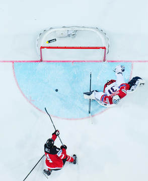 Kanadas Taylor Hall skjuter in 1-0 bakom Tjeckiens målvakt