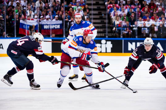 s Steve Moses och Dylan Larkin utmanas av Rysslands Artyom