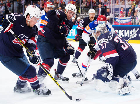 s Jake Gardiner, John Moore Jr och målvakt Connor