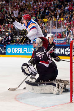 Rysslands Yevgeni Malkin jublar när 0-1 pucken från