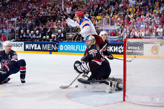 Rysslands Yevgeni Malkin jublar när 0-1 pucken från