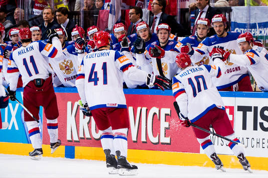 Rysslands Sergei Mozyakin (h) jublar med båset
