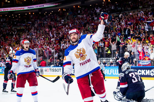 Rysslands Viktor Tikhonov och Alexander Ovechkin jublar