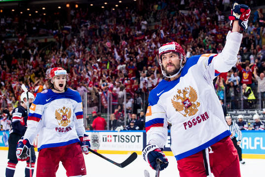 Rysslands Viktor Tikhonov och Alexander Ovechkin jublar