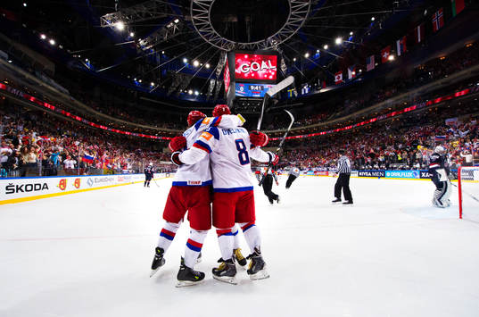 Rysslands Viktor Tikhonov och Alexander Ovechkin jublar