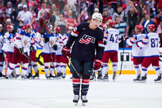 s Mike Reilly deppar samtidigt som Rysslands spelare jublar