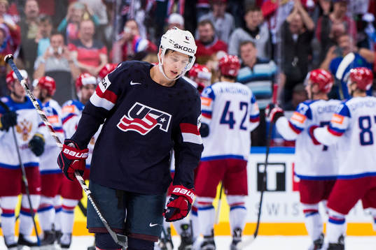 s Mike Reilly deppar samtidigt som Rysslands spelare jublar