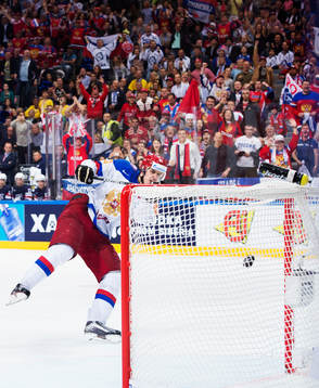 Rysslands Yevgeni Malkin skjuter in 0-4 i tom bur