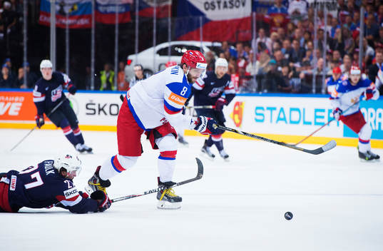 s Justin Faulk släpper förbi Rysslands Alexander Ovechkin