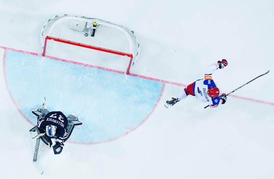 s målvakt Connor Hellebuyck deppar och Rysslands Alexander