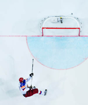 Rysslands Yevgeni Malkin skjuter in 0-4 i tom bur