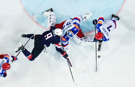 s Jack Eichel utmanar Rysslands målvakt Sergei Bobrovski