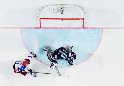 Rysslands Yevgeni Malkin ser 0-1-pucken från Sergei