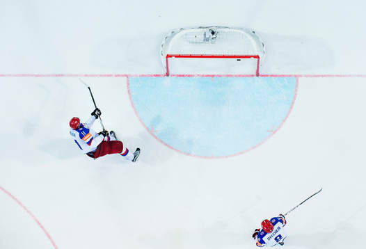 Rysslands Yevgeni Malkin skjuter in 0-4 i tom bur