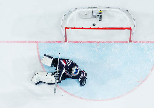 s målvakt Connor Hellebuyck deppar