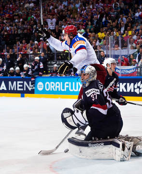 Rysslands Yevgeni Malkin jublar