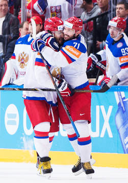 Rysslands Alexander Ovechkin och Ilya Kovalchuk kramar om