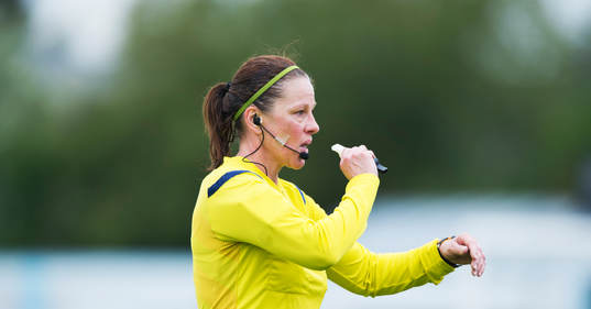 Domare Annika Andric i matchen i damallsvenskan mellan