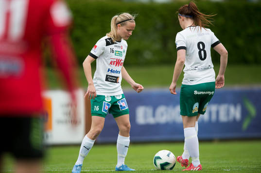 Mallbackens Malin Ahlberg gör avspark till Elin Nyman i