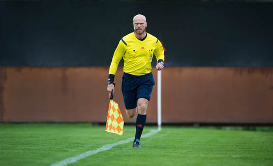 Assisterande domare Per Uppsäll i matchen i damallsvenskan
