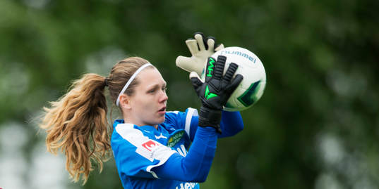 Mallbackens målvakt Jennifer Falk ochKristianstads Ida