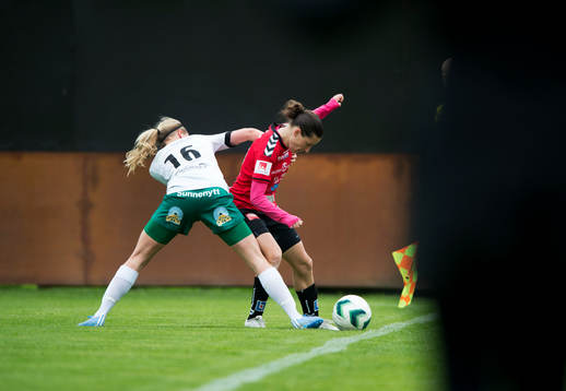 Kristianstads Johanna Rasmussen täcker bollen med