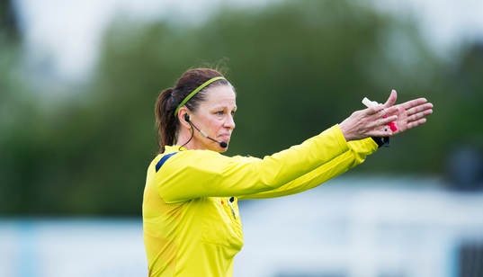 Domare Annika Andric i matchen i damallsvenskan mellan