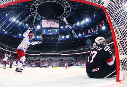 s målvakt Connor Hellebuyck deppar