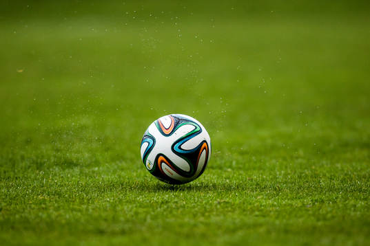 Fotboll studsar på planen