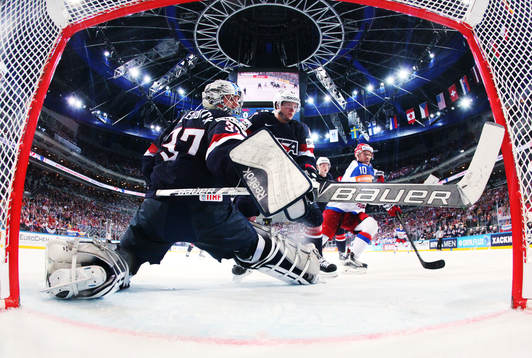 s målvakt Connor Hellebuyck och Torey Krug och Rysslands