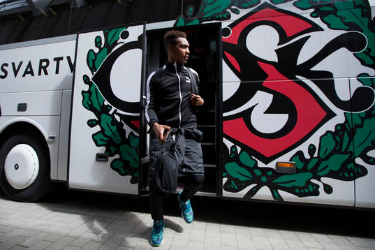 Örebros Michael Seaton stiger ur spelarbussen vid ankomst
