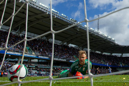 IFK Göteborgs målvakt John Alvbåge deppar