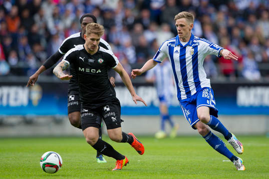 Örebros Daniel Björnqvist i kamp om bollen med IFK