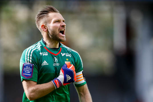 IFK Göteborgs målvakt John Alvbåge jublar
