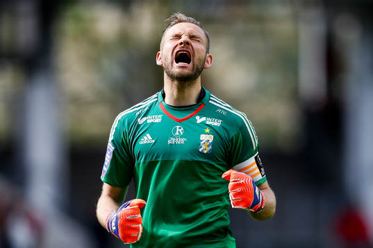 IFK Göteborgs målvakt John Alvbåge jublar