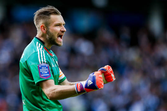 IFK Göteborgs målvakt John Alvbåge jublar