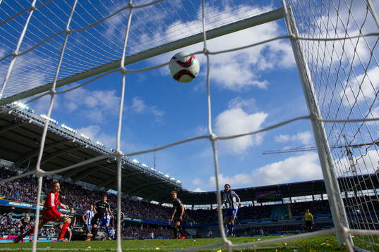IFK Göteborgs Sören Rieks skjuter in segermålet till 2-1