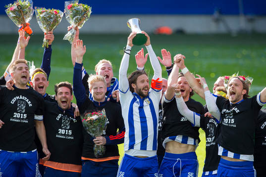 IFK Göteborgs lagkapten Mattias Bjärsmyr lyfter pokalen