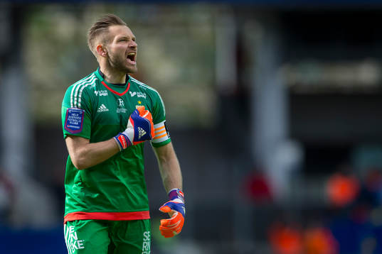 IFK Göteborgs målvakt John Alvbåge jublar