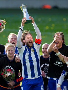 IFK Göteborgs lagkapten Mattias Bjärsmyr lyfter pokalen