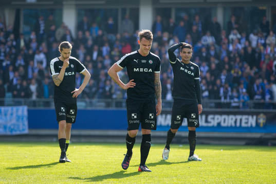 Örebros Erik Moberg deppar, bakom Daniel Nordmark och