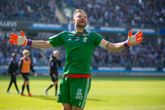 IFK Göteborgs målvakt John Alvbåge jublar
