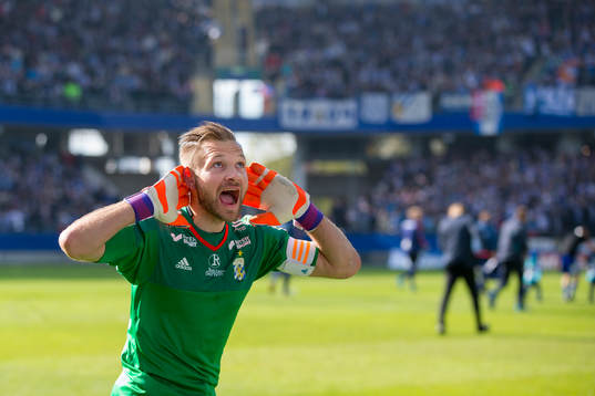IFK Göteborgs målvakt John Alvbåge jublar